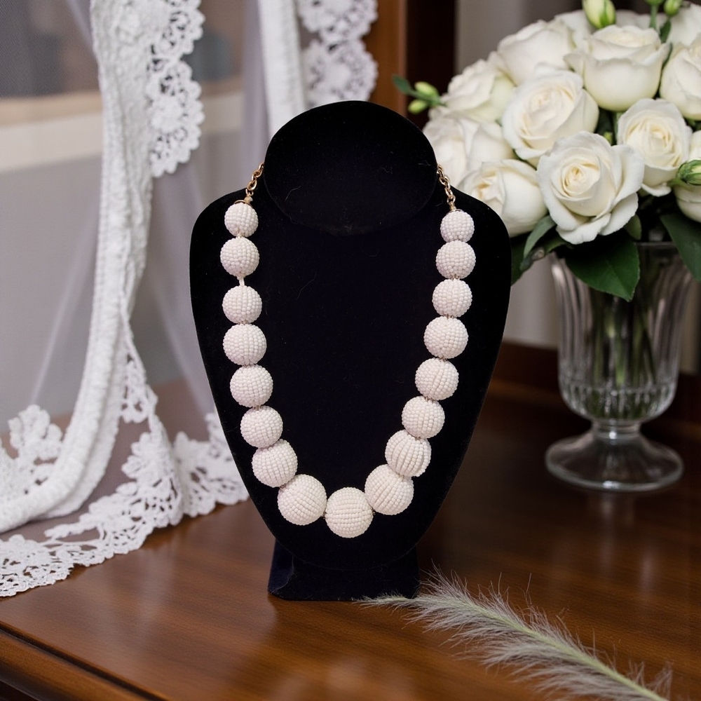 Elegant White Beaded Necklace - Picture 1 of 1